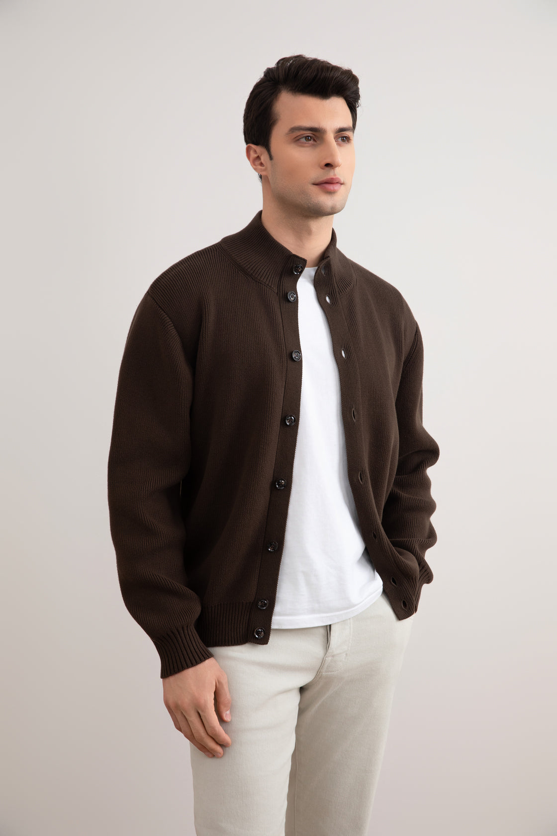 كارديغان بني مضلع بإغلاق بأزرار مضلعة