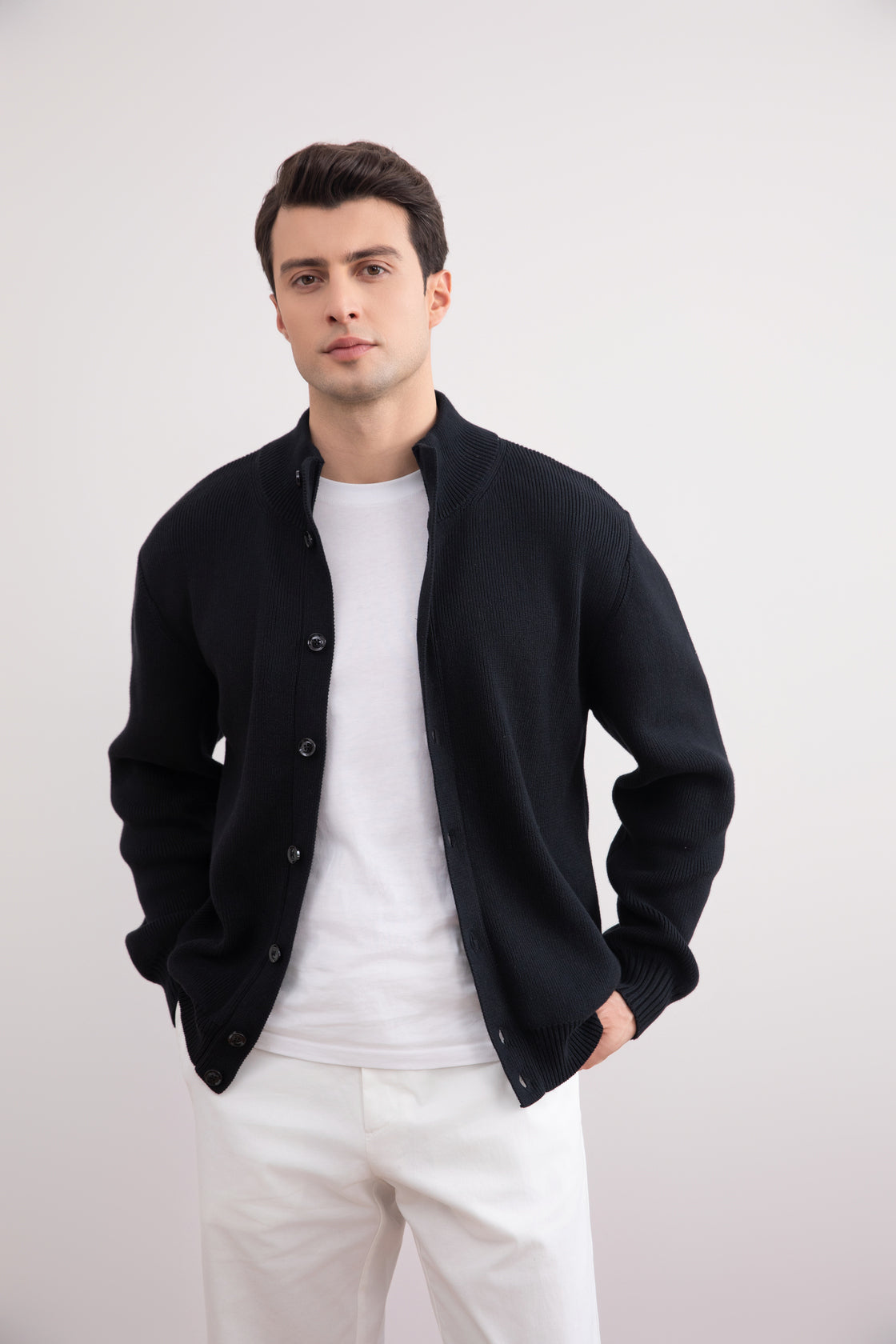 كارديغان أسود مضلّع بإغلاق بأزرار مضلعة