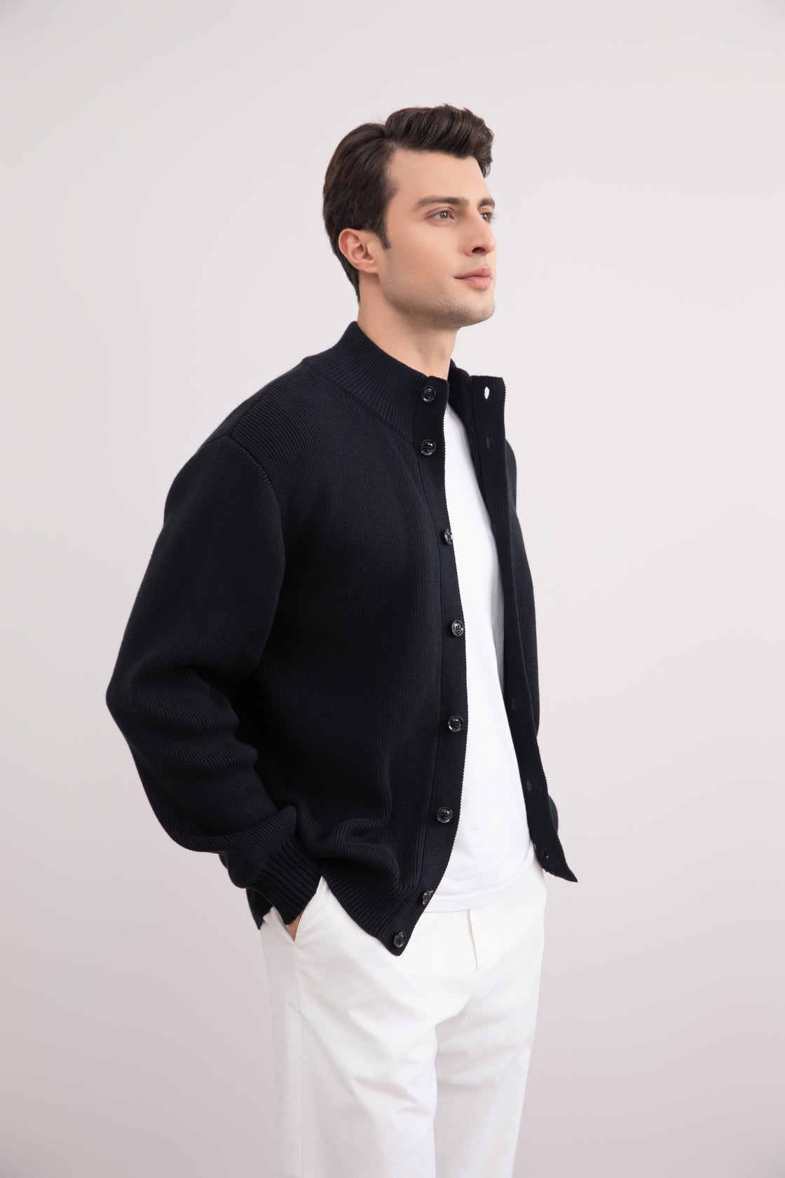 كارديغان أسود مضلّع بإغلاق بأزرار مضلعة
