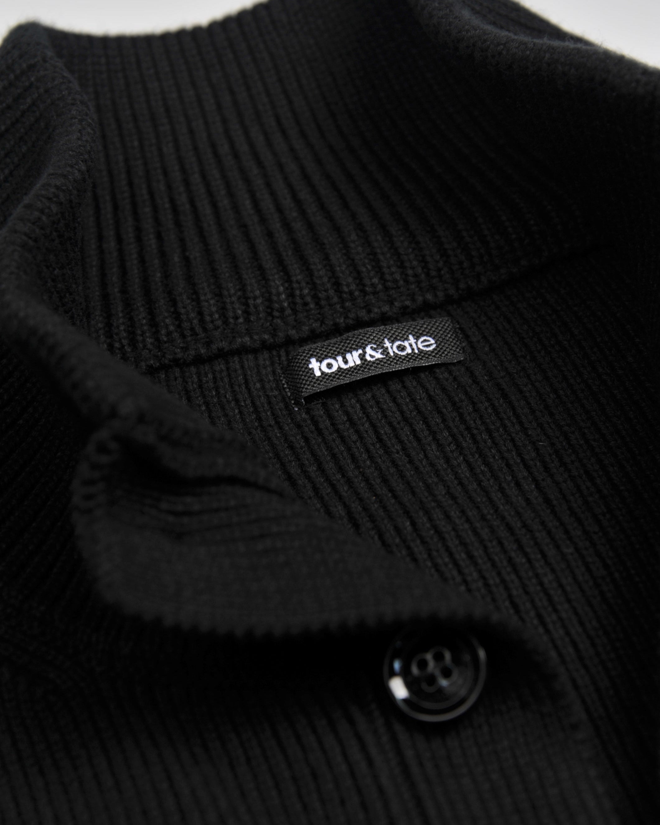 كارديغان أسود مضلّع بإغلاق بأزرار مضلعة