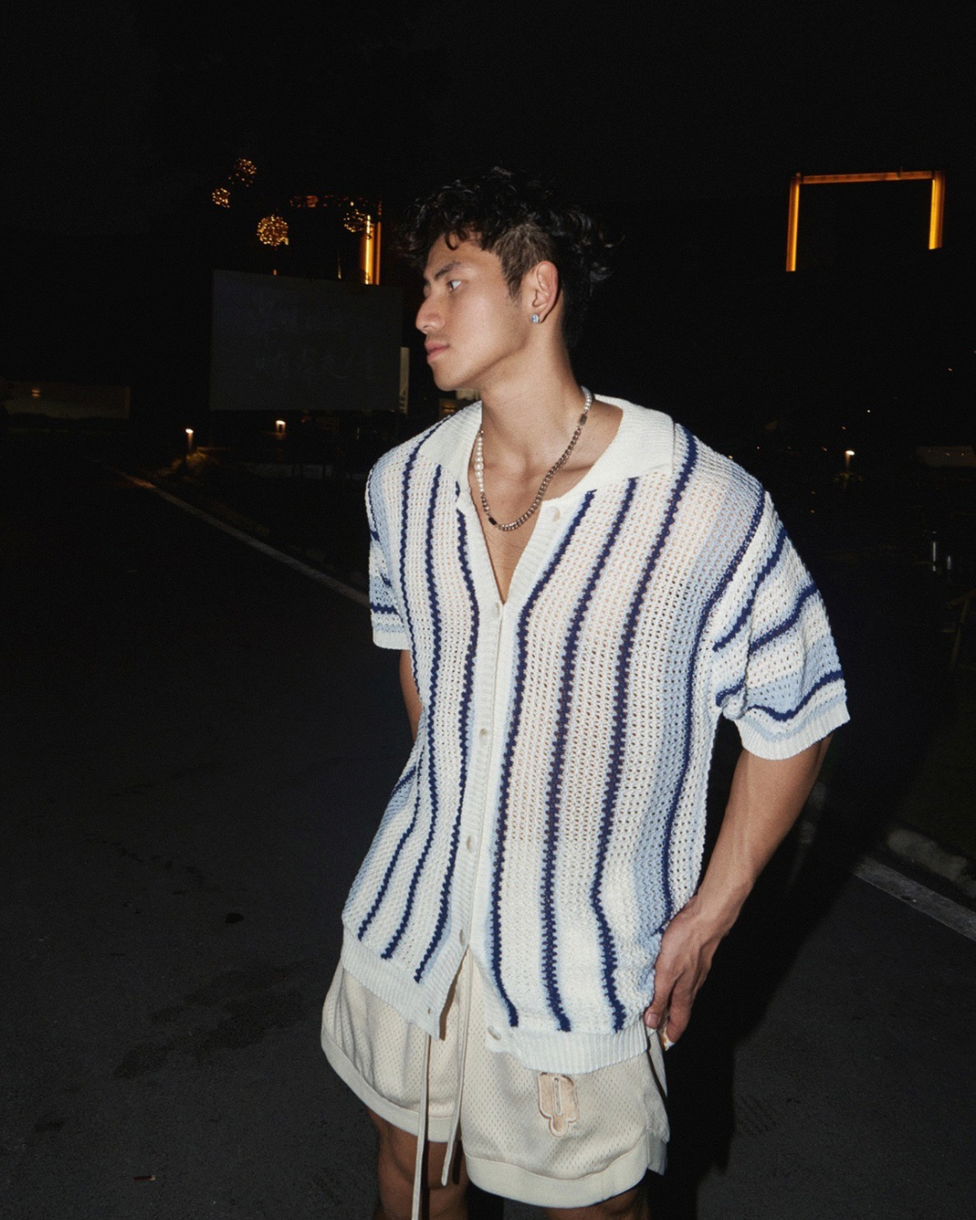 قميص بأزرار مخططة ومفتوحة من نسيج مفتوح