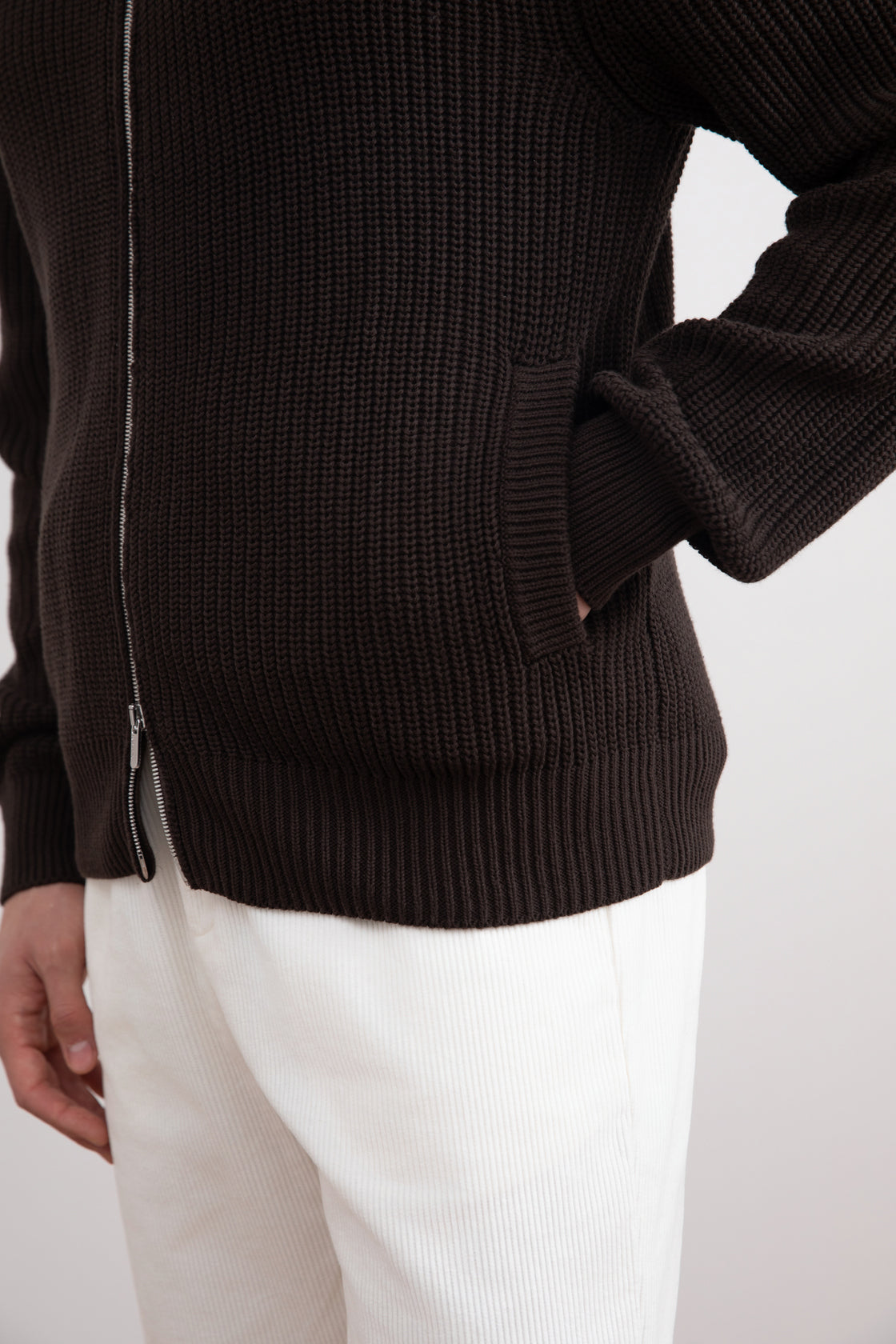 Chaqueta con cremallera de canalé marrón oscuro