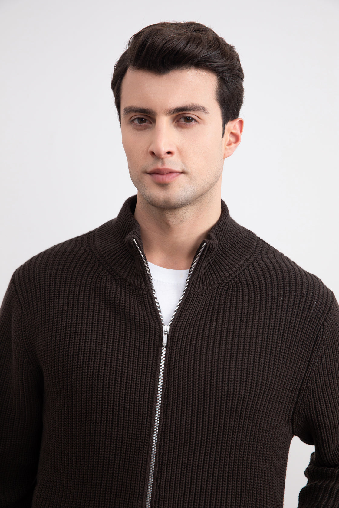 Chaqueta con cremallera de canalé marrón oscuro