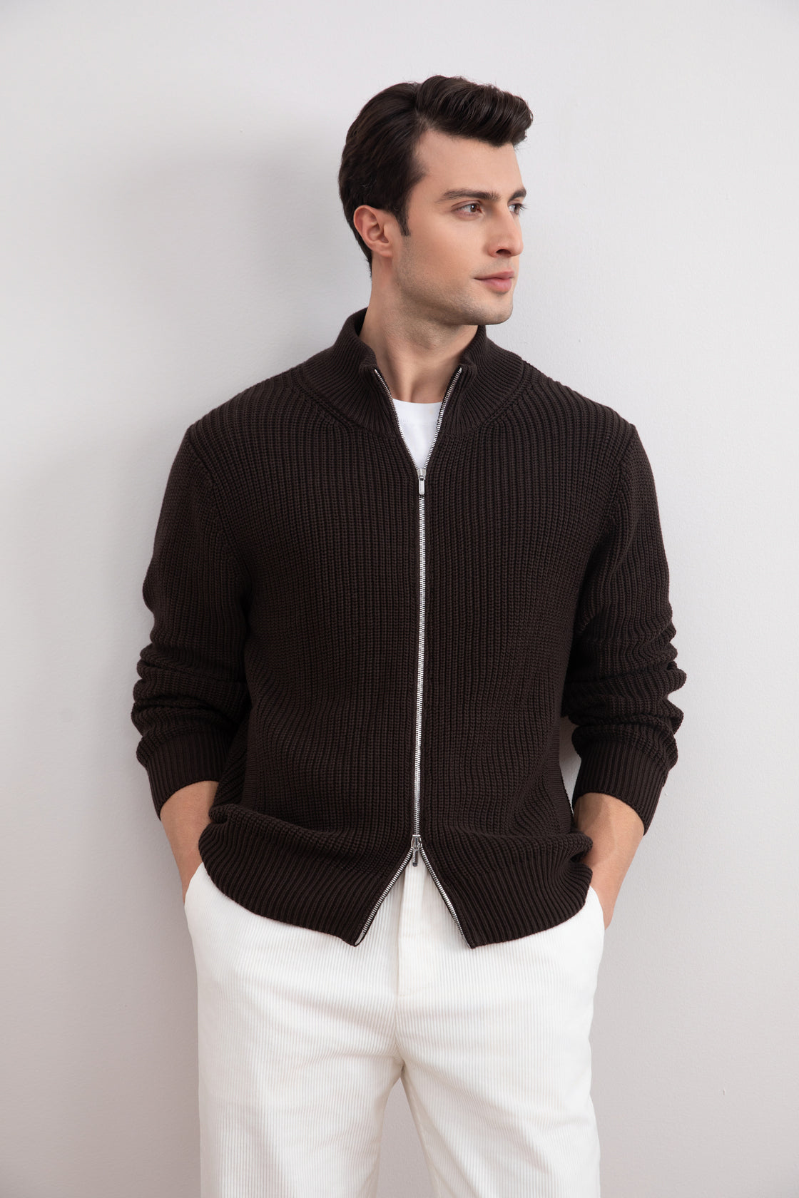 Chaqueta con cremallera de canalé marrón oscuro