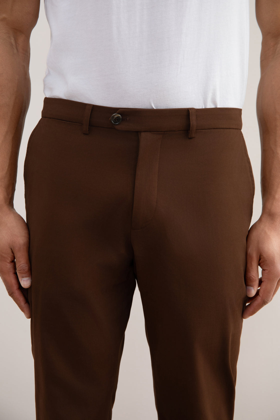 Chino recto marrón