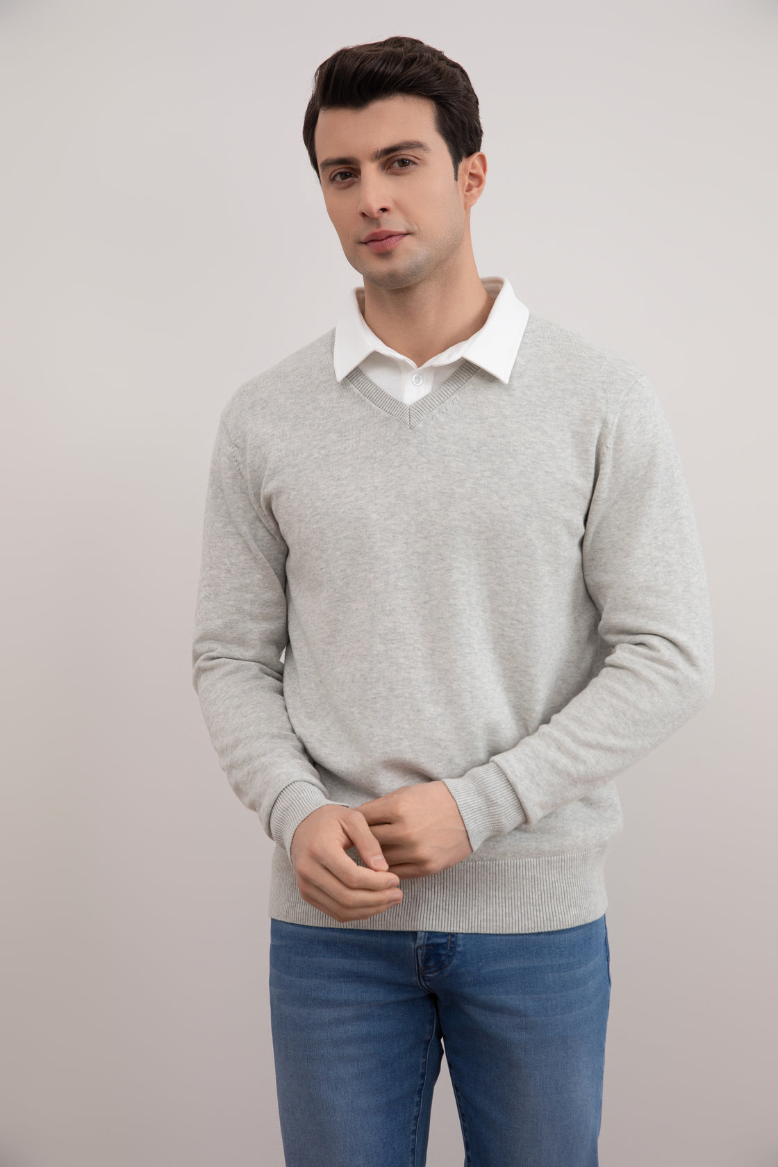 Jersey gris de mélange con cuello en V