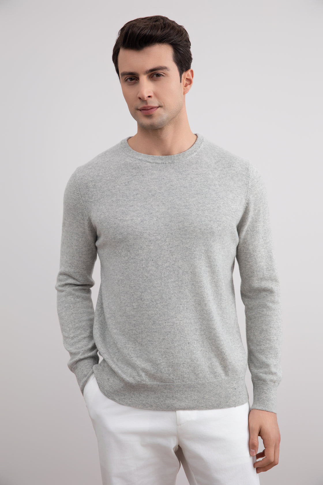 Leichter Pullover mit Rundhalsausschnitt in Grau Mélange