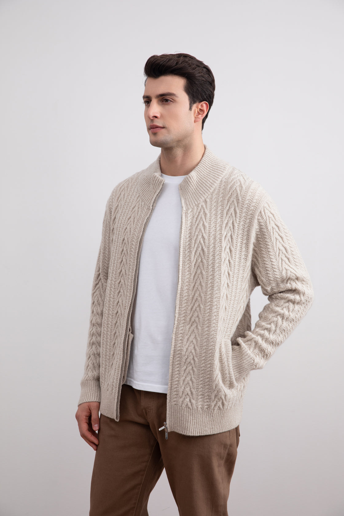 Cardigan en laine vierge douce tricotée en câble