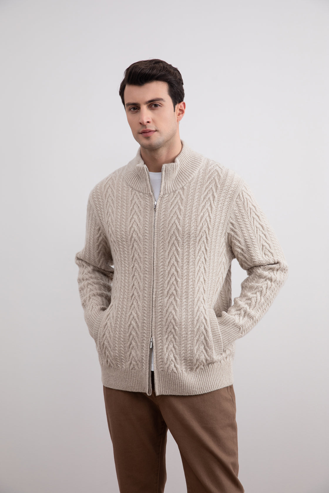 Cardigan en laine vierge douce tricotée en câble