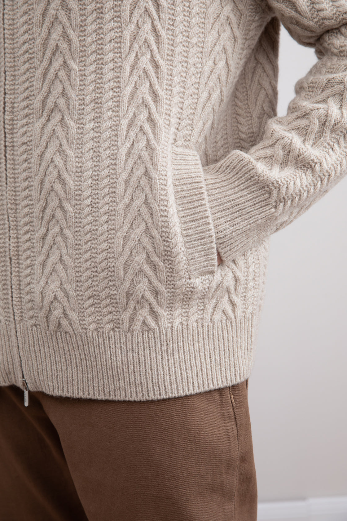 Cardigan en laine vierge douce tricotée en câble