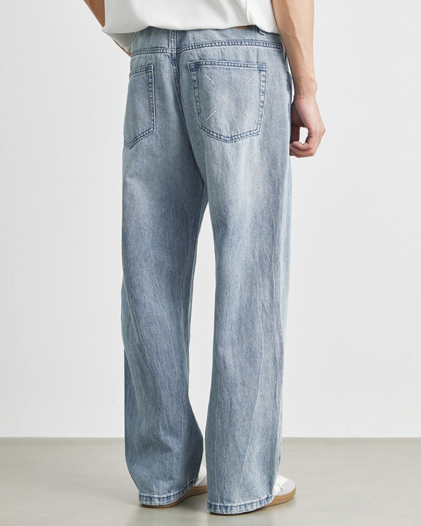 Getragene blaue Jeans mit weitem Bein