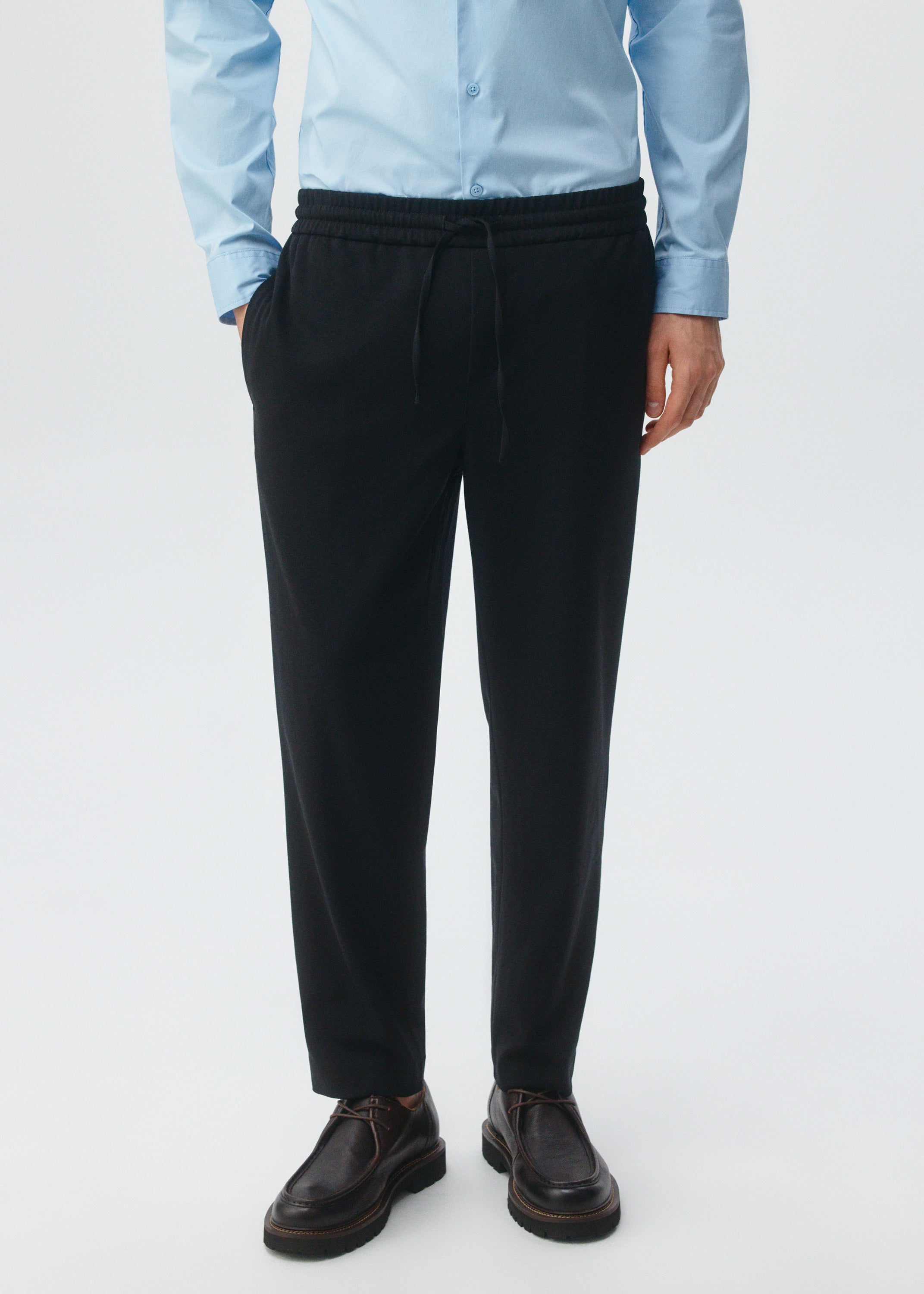 PANTALÓN SLIM FIT CON CINTURA ELÁSTICA Y TIRO MEDIO NEGRO