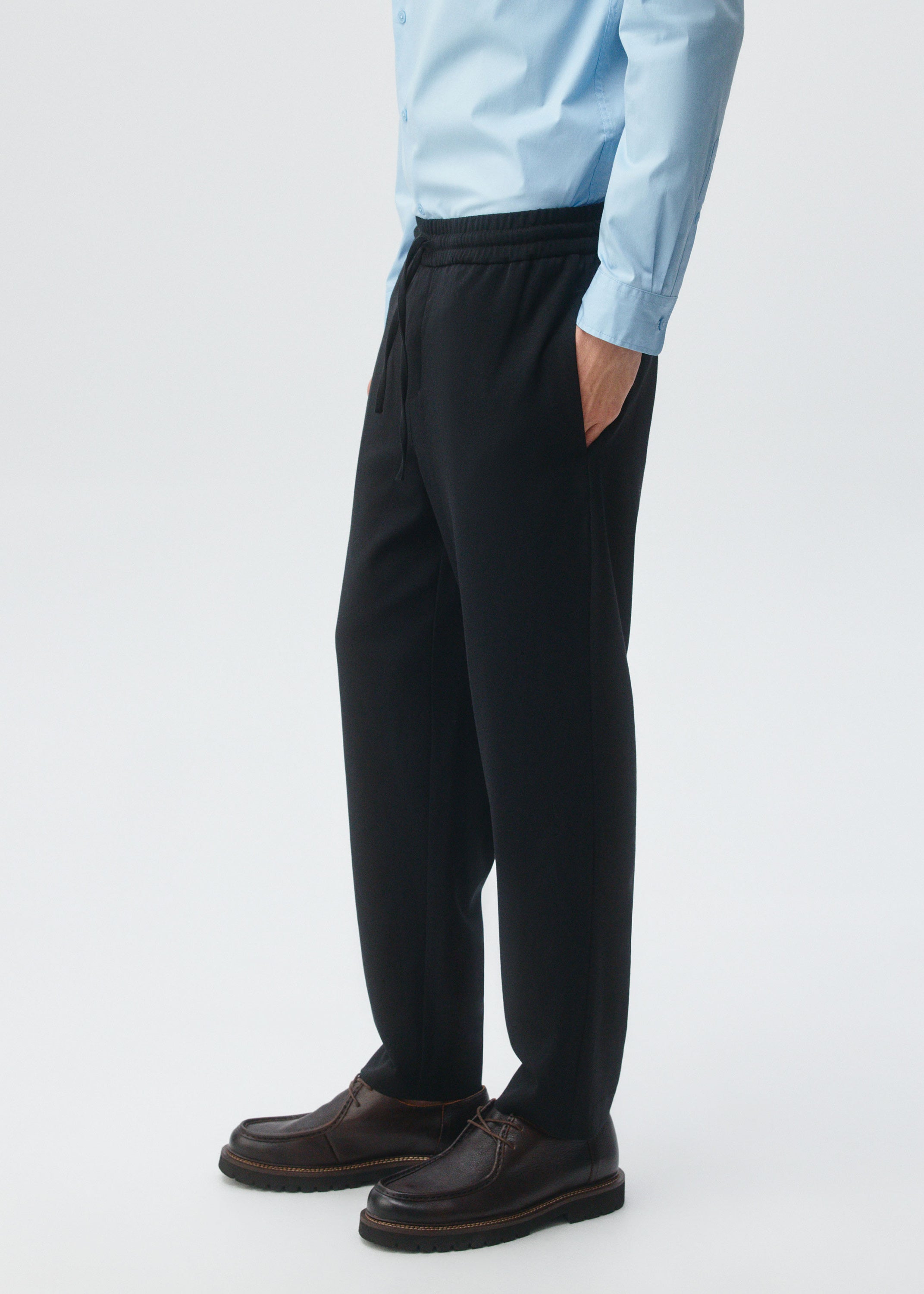 PANTALÓN SLIM FIT CON CINTURA ELÁSTICA Y TIRO MEDIO NEGRO