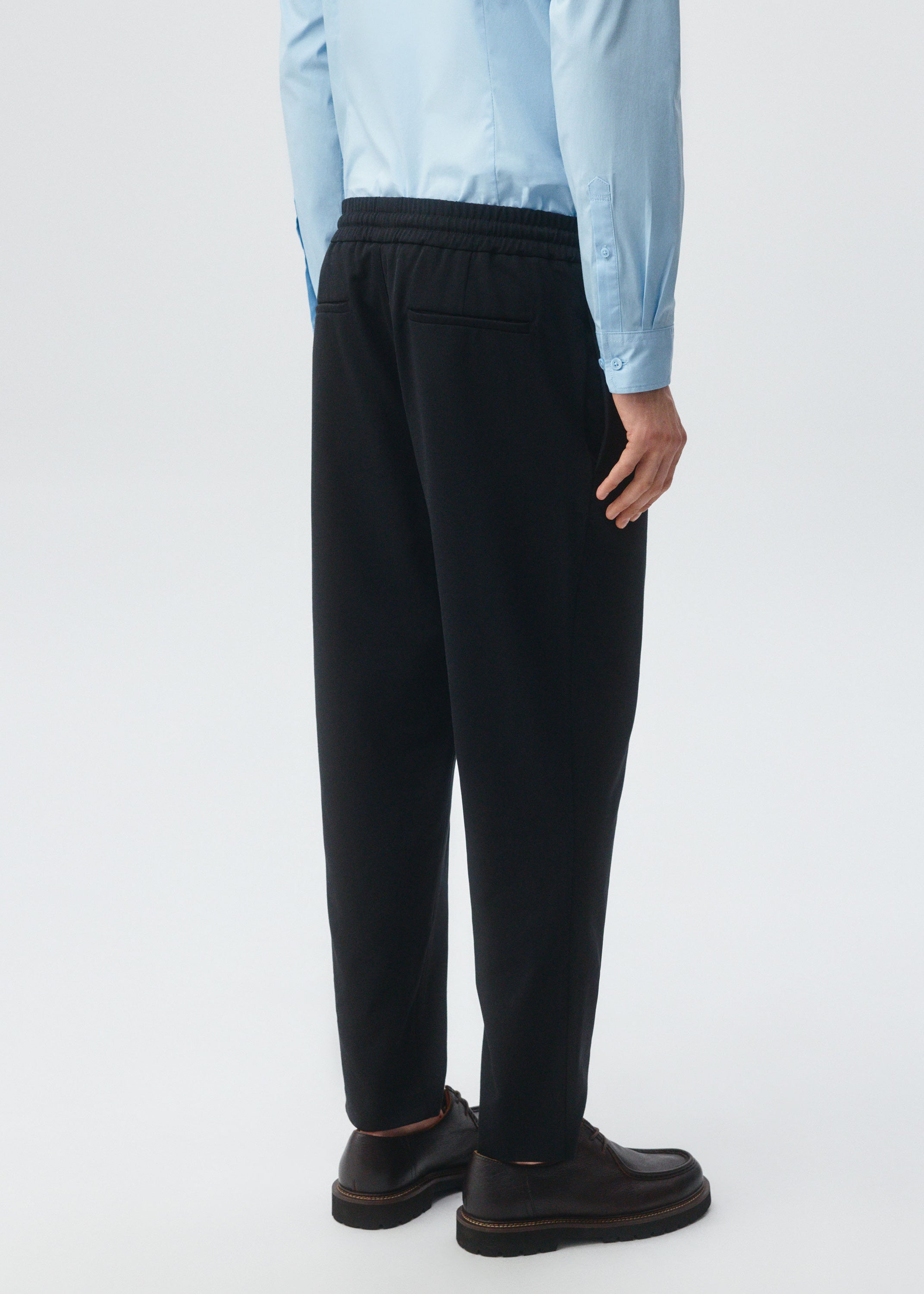PANTALÓN SLIM FIT CON CINTURA ELÁSTICA Y TIRO MEDIO NEGRO