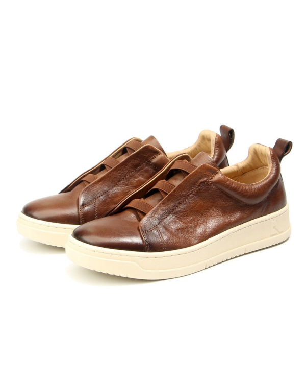 Der kastanienbraune Vintage Sneaker aus Leder ohne Schnürung