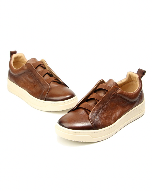 Der kastanienbraune Vintage Sneaker aus Leder ohne Schnürung