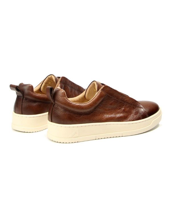 Der kastanienbraune Vintage Sneaker aus Leder ohne Schnürung