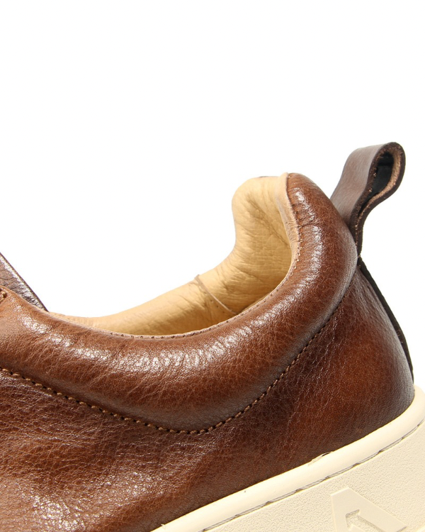 Der kastanienbraune Vintage Sneaker aus Leder ohne Schnürung