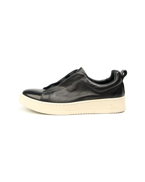 Der getragene Vintage Sneaker ohne Schnürung aus Leder