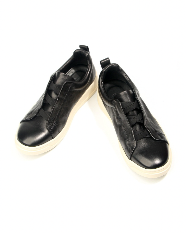Der getragene Vintage Sneaker ohne Schnürung aus Leder