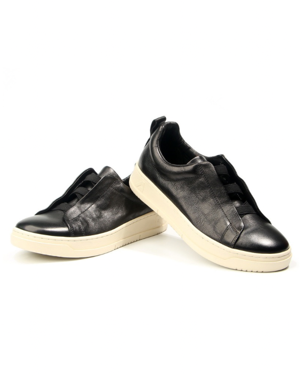 Der getragene Vintage Sneaker ohne Schnürung aus Leder