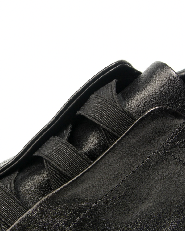 Der getragene Vintage Sneaker ohne Schnürung aus Leder