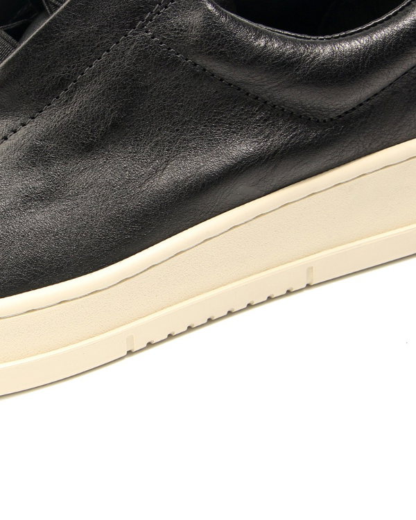 Der getragene Vintage Sneaker ohne Schnürung aus Leder