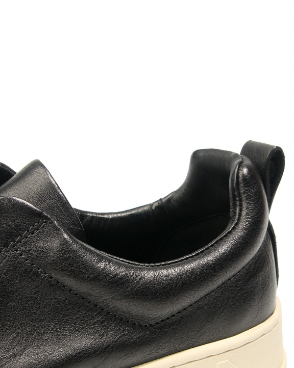 Der getragene Vintage Sneaker ohne Schnürung aus Leder