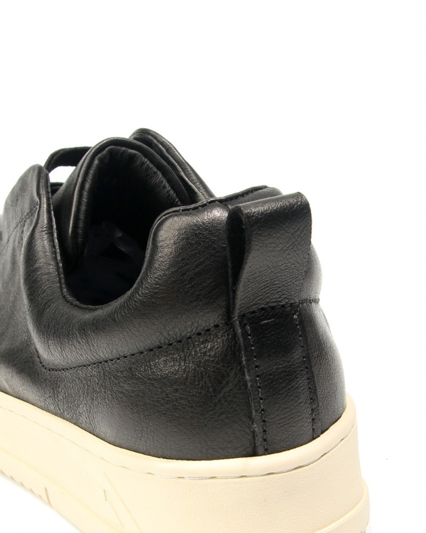 Der getragene Vintage Sneaker ohne Schnürung aus Leder