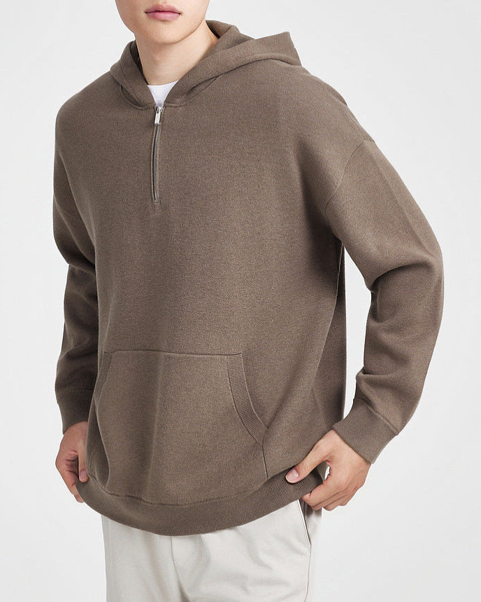 Strikket sweater med halv lynlås og hætte