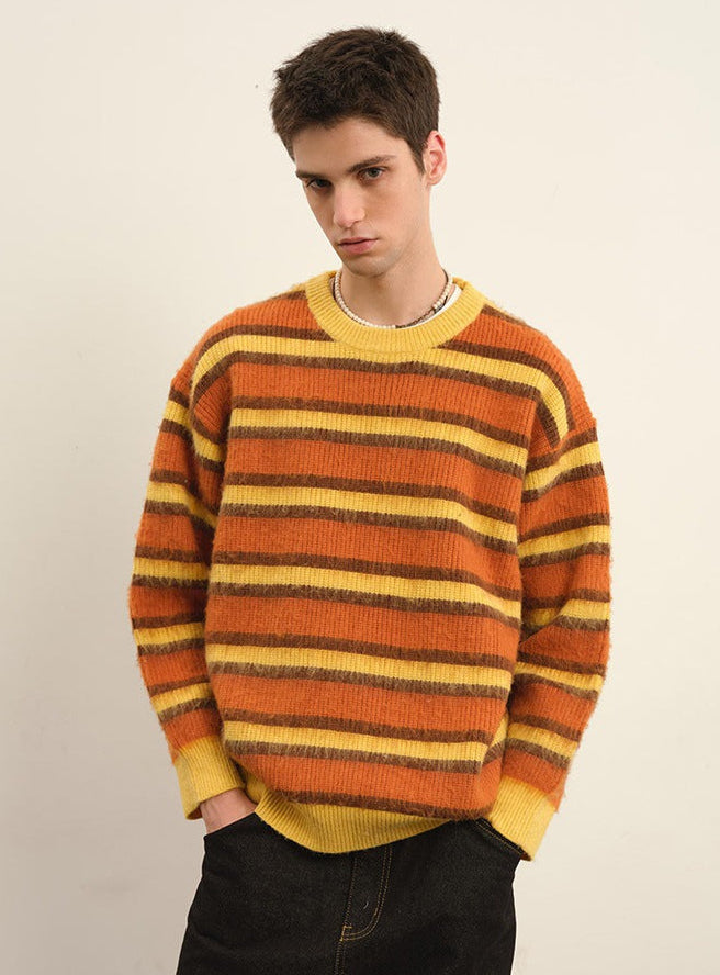 Den retrofarvede, stribede sweater i campus-stil