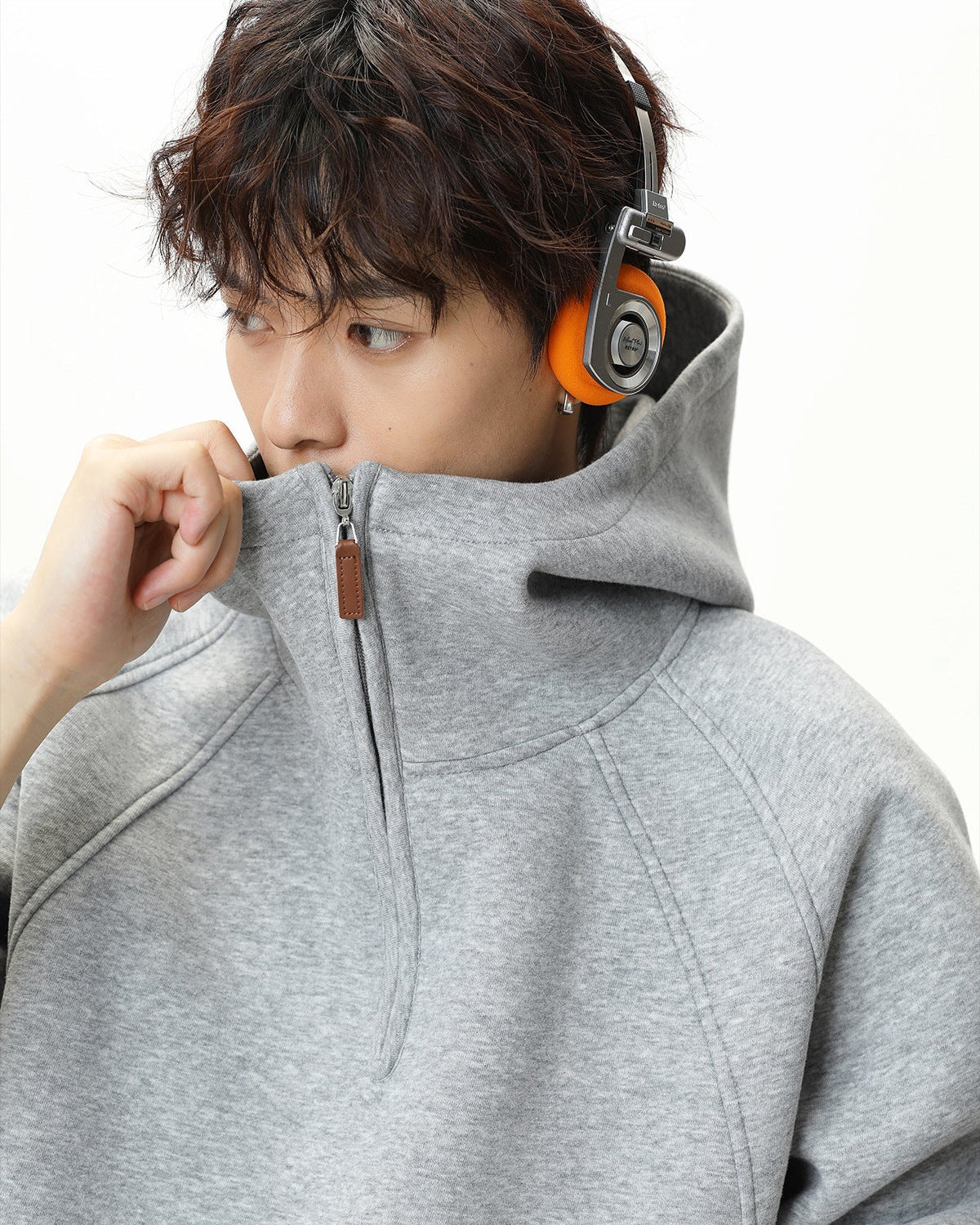 Der geformte geteilte Semi-Zip Hoodie