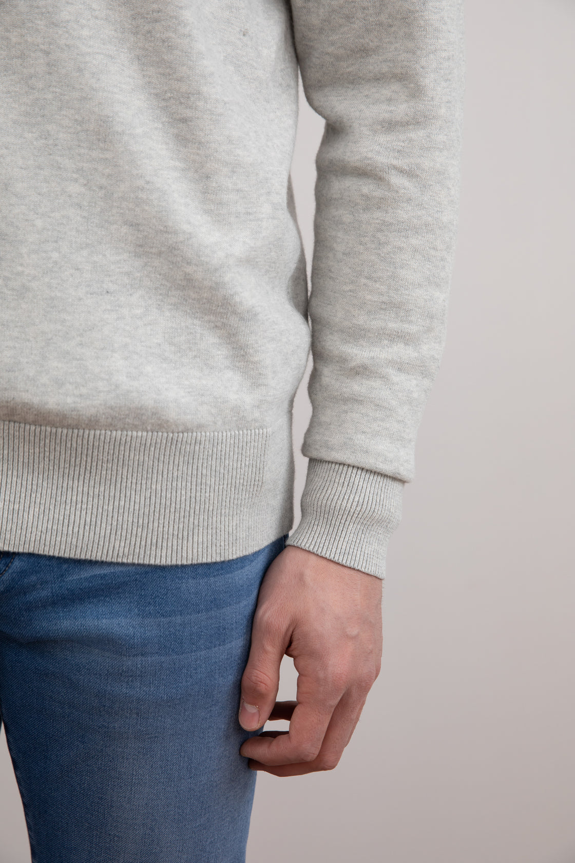 Grauer Mélange Pullover mit V-Ausschnitt