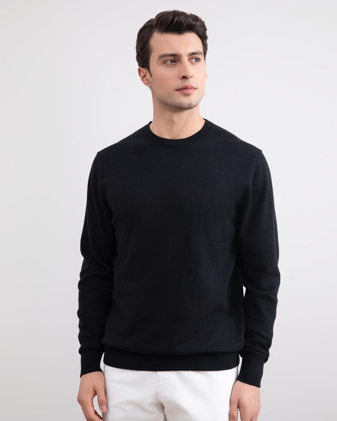 Schwarzer Pullover mit Rundhalsausschnitt