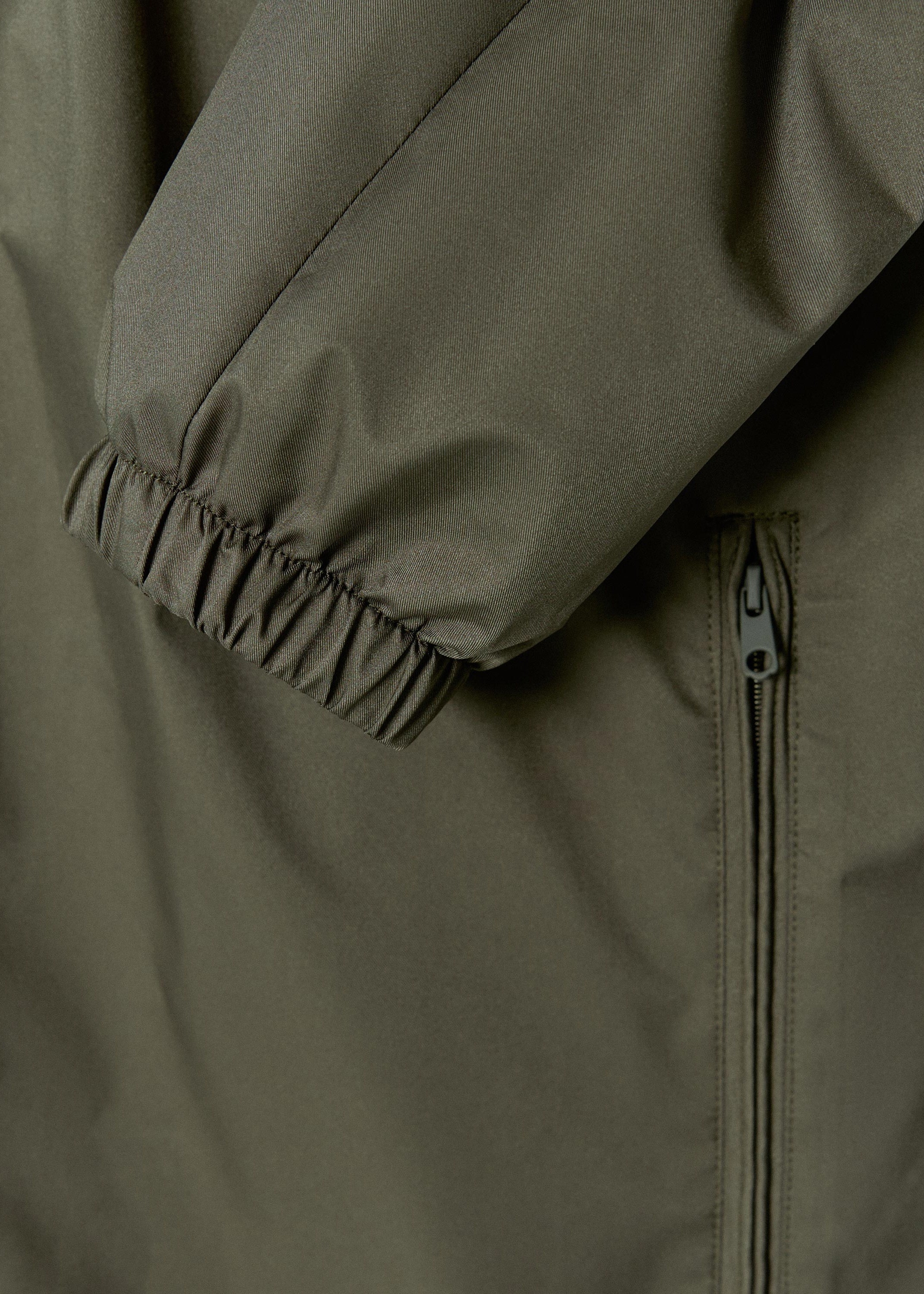 Iconic Windbreaker Jacke Olive
