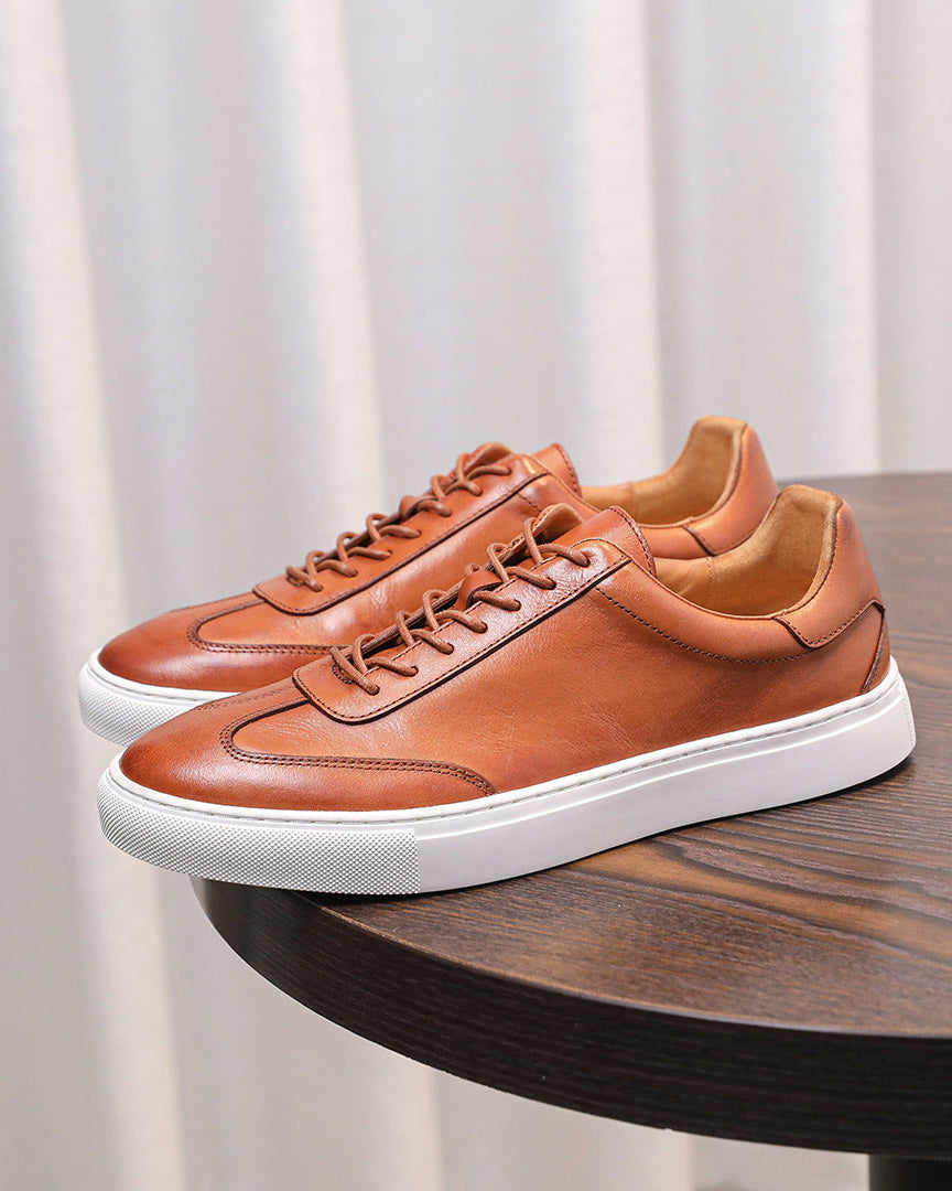 Niedrige Sneakers aus Leder und Wildleder mit Gummisohle