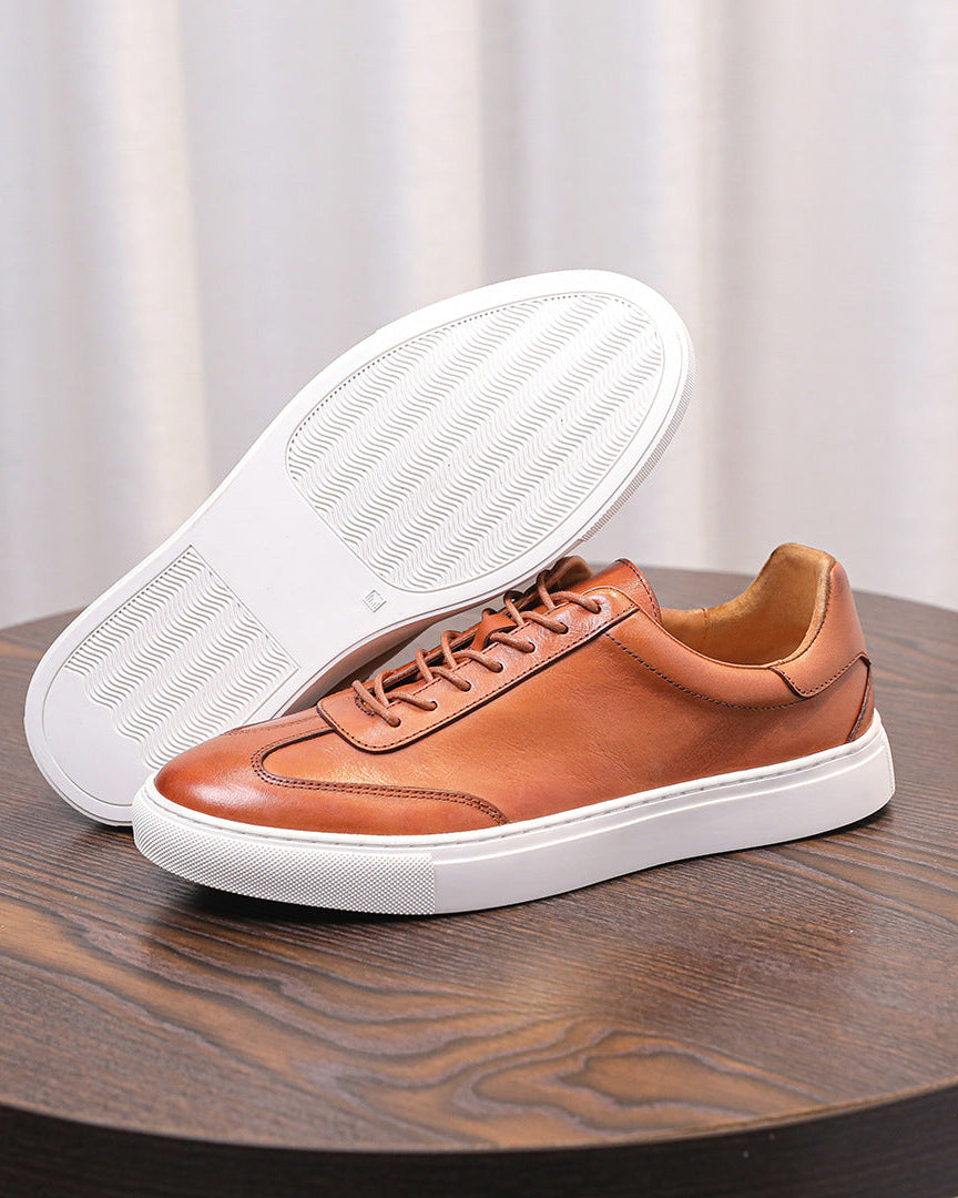 Niedrige Sneakers aus Leder und Wildleder mit Gummisohle