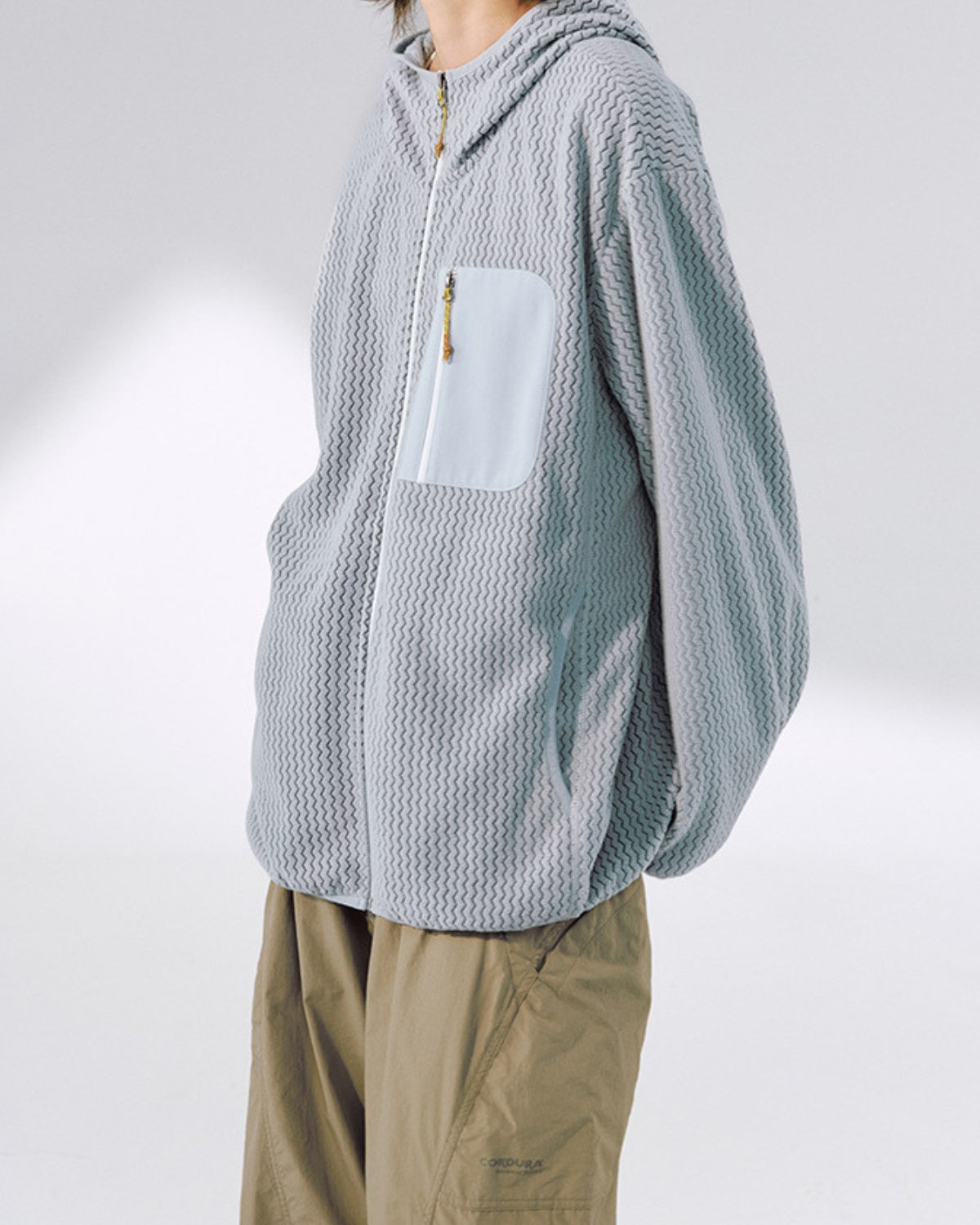 Die Jacke mit Kapuze und Waffelmuster