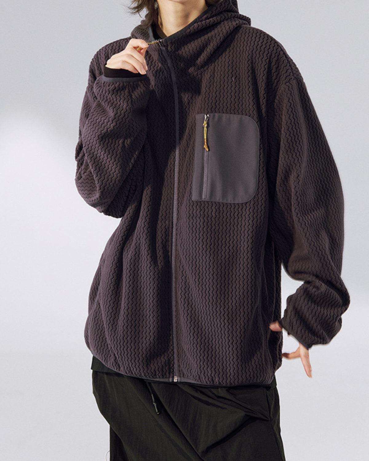 Die Jacke mit Kapuze und Waffelmuster