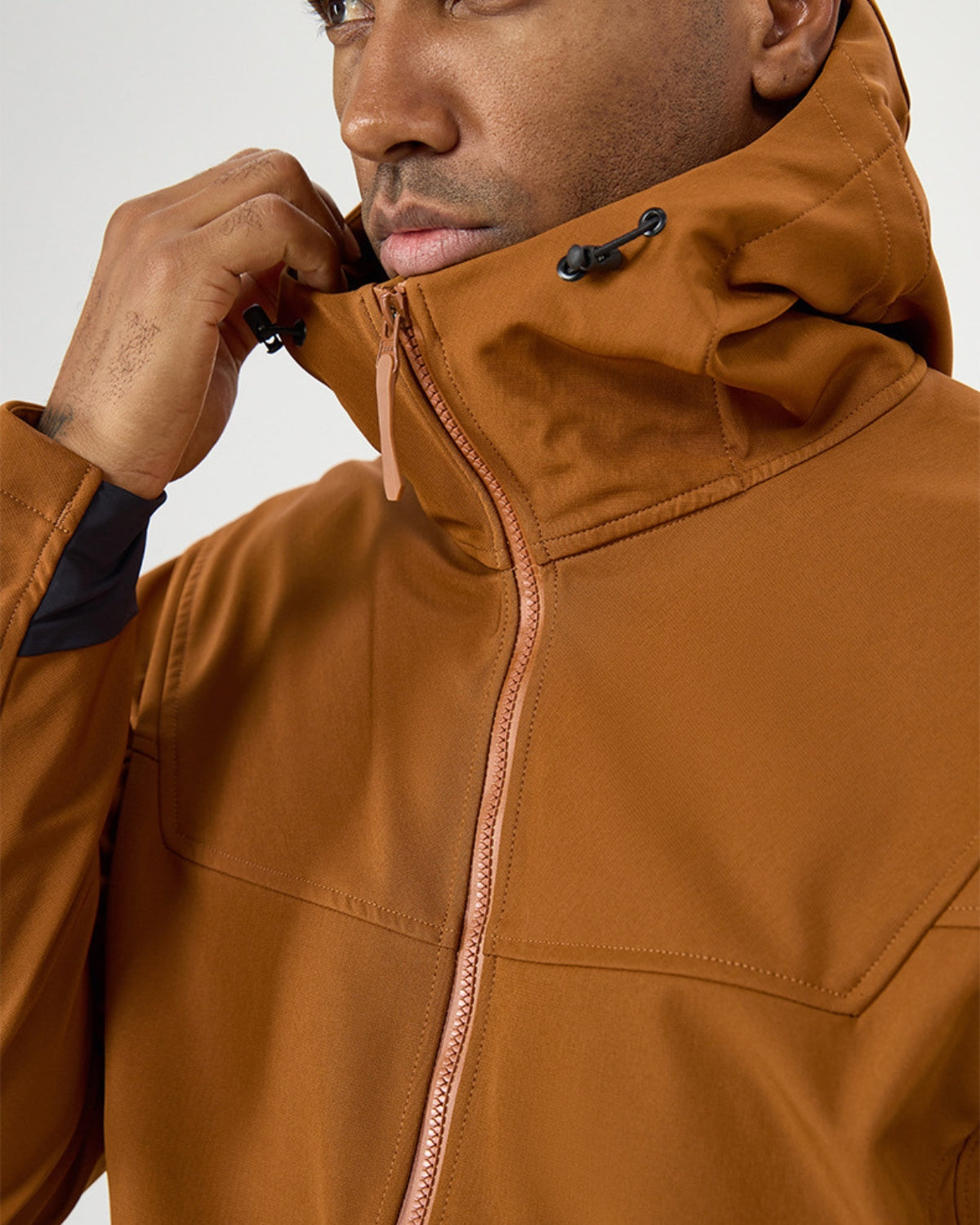 Chaqueta cortaviento aislante impermeable con capucha