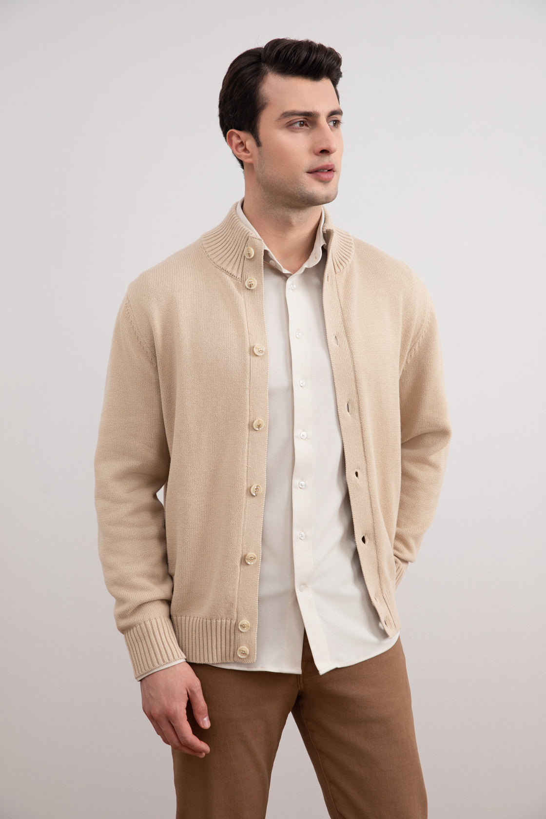 Chaqueta de punto beige con botones y bolsillos