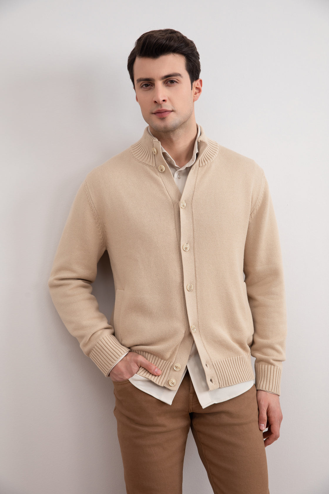 Chaqueta de punto beige con botones y bolsillos