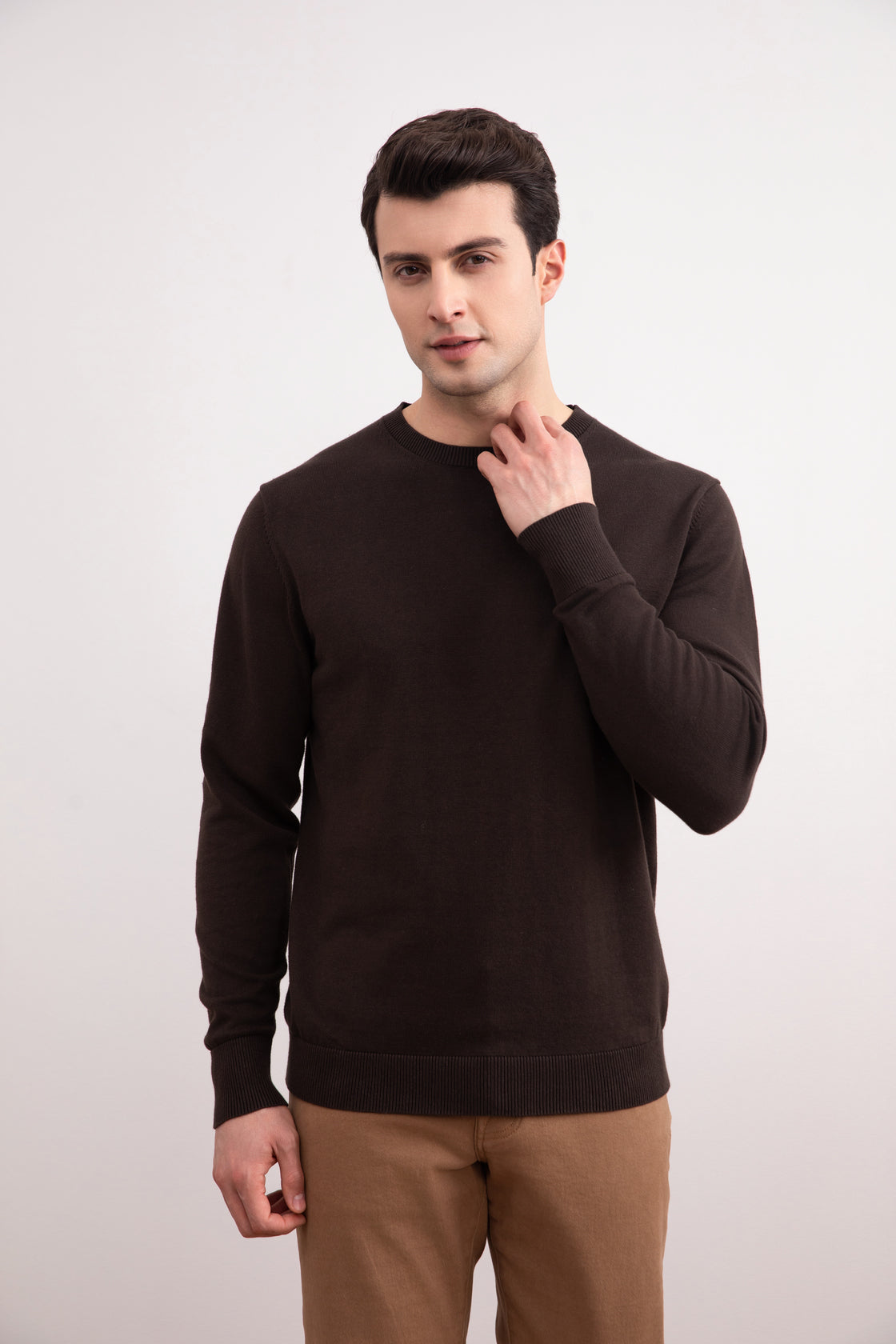 Jersey de cuello redondo marrón oscuro