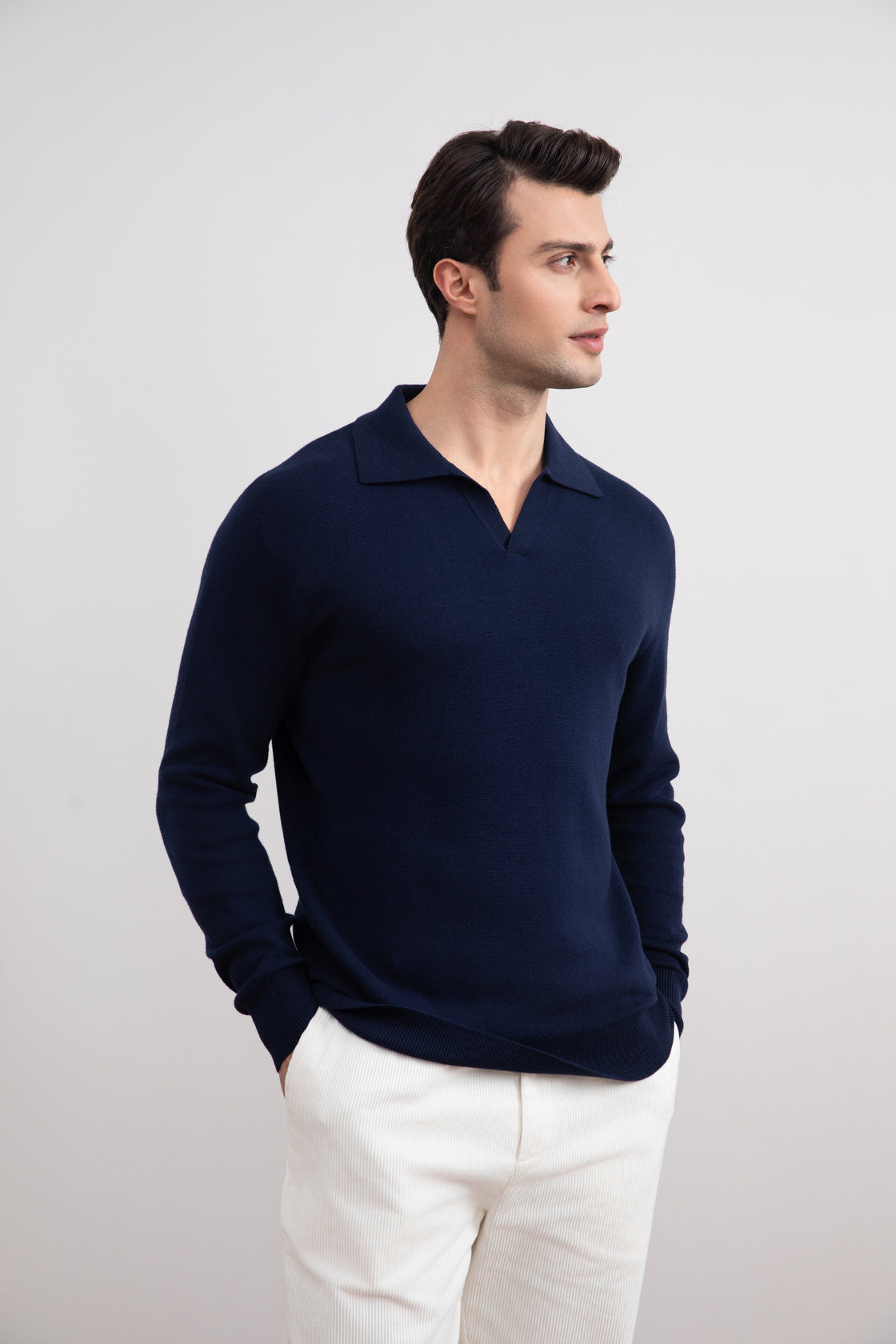 Polo azul abierto de manga larga
