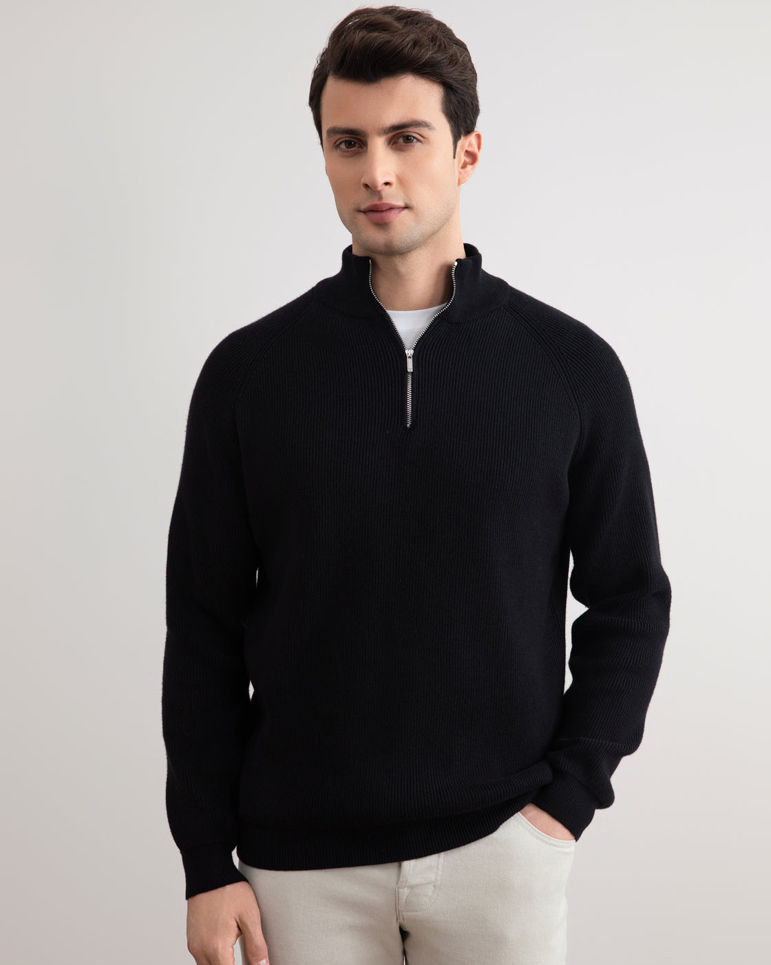 Jersey negro de canalé inglés con cuello alto half-zip