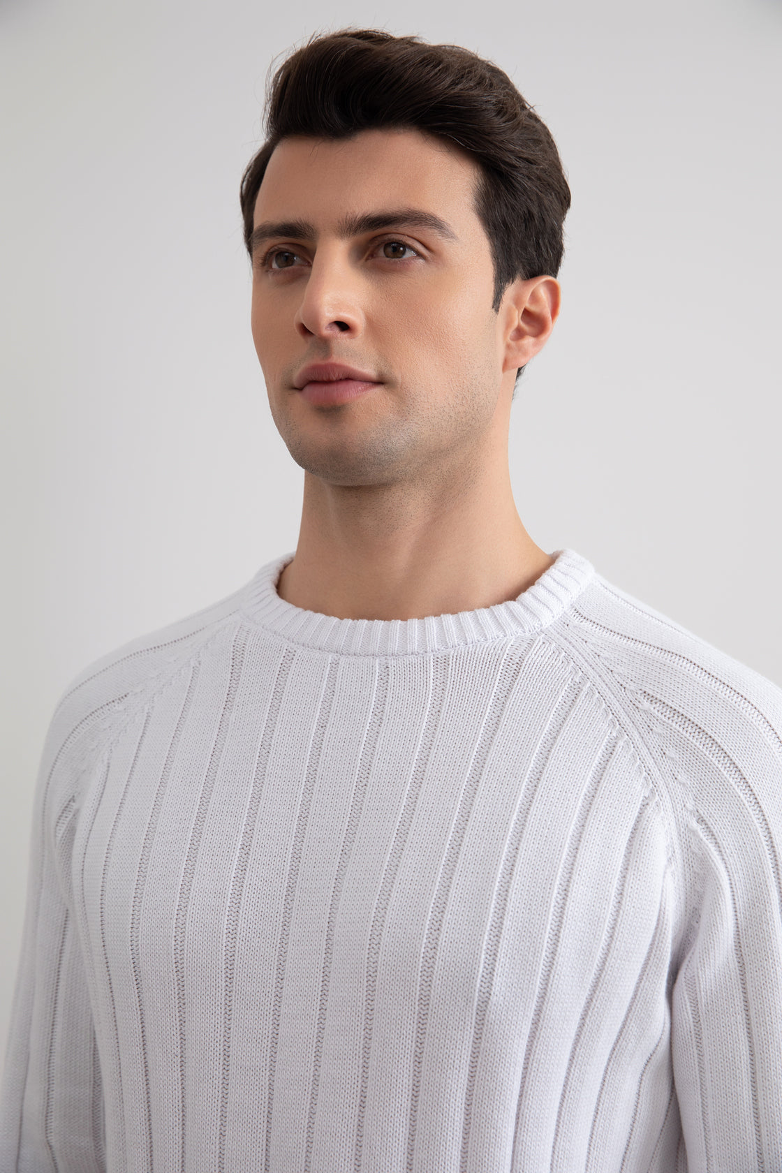 Jersey blanco de punto elástico con cuello redondo