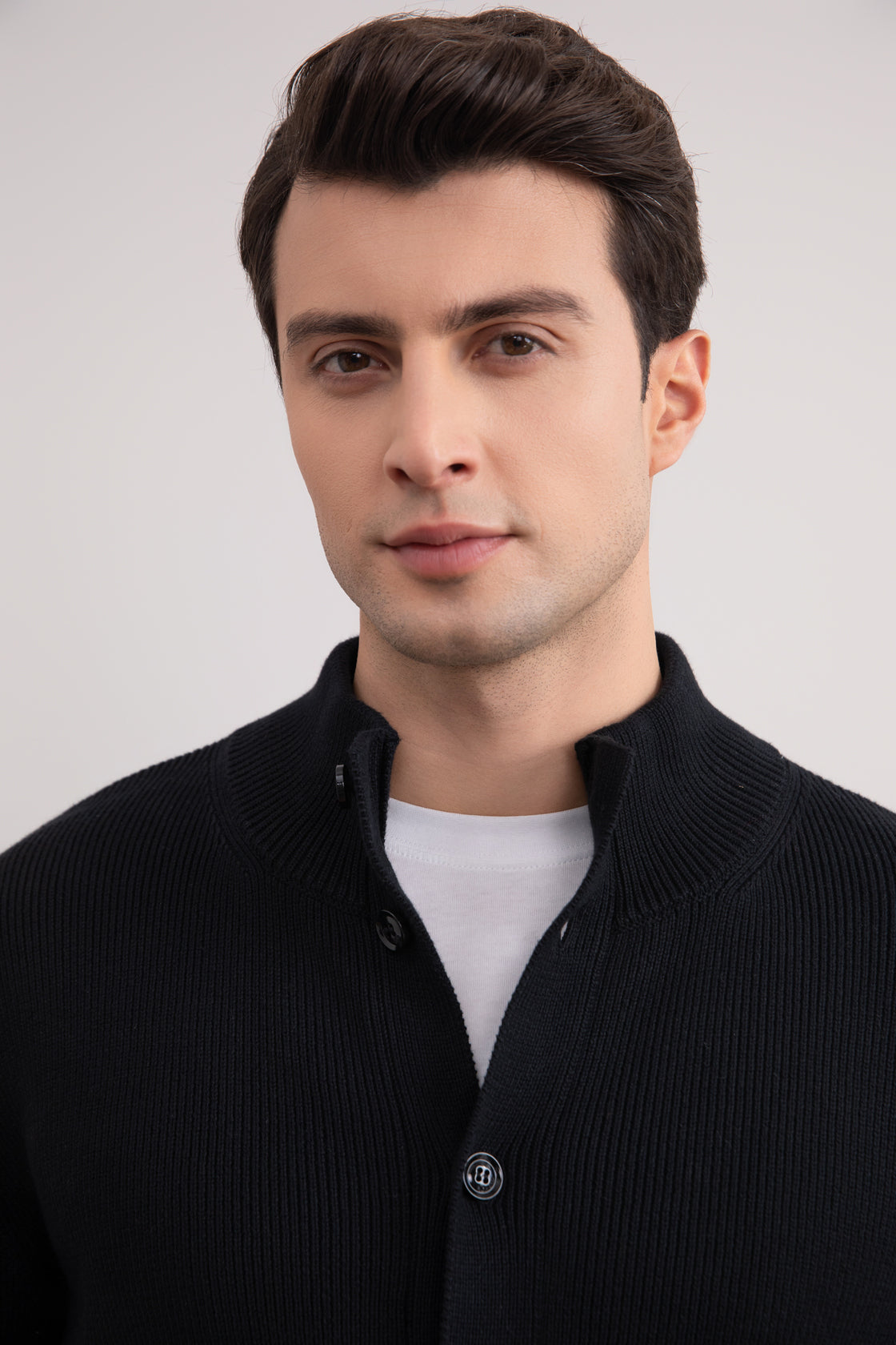 Cárdigan negro de canalé con cierre de botones