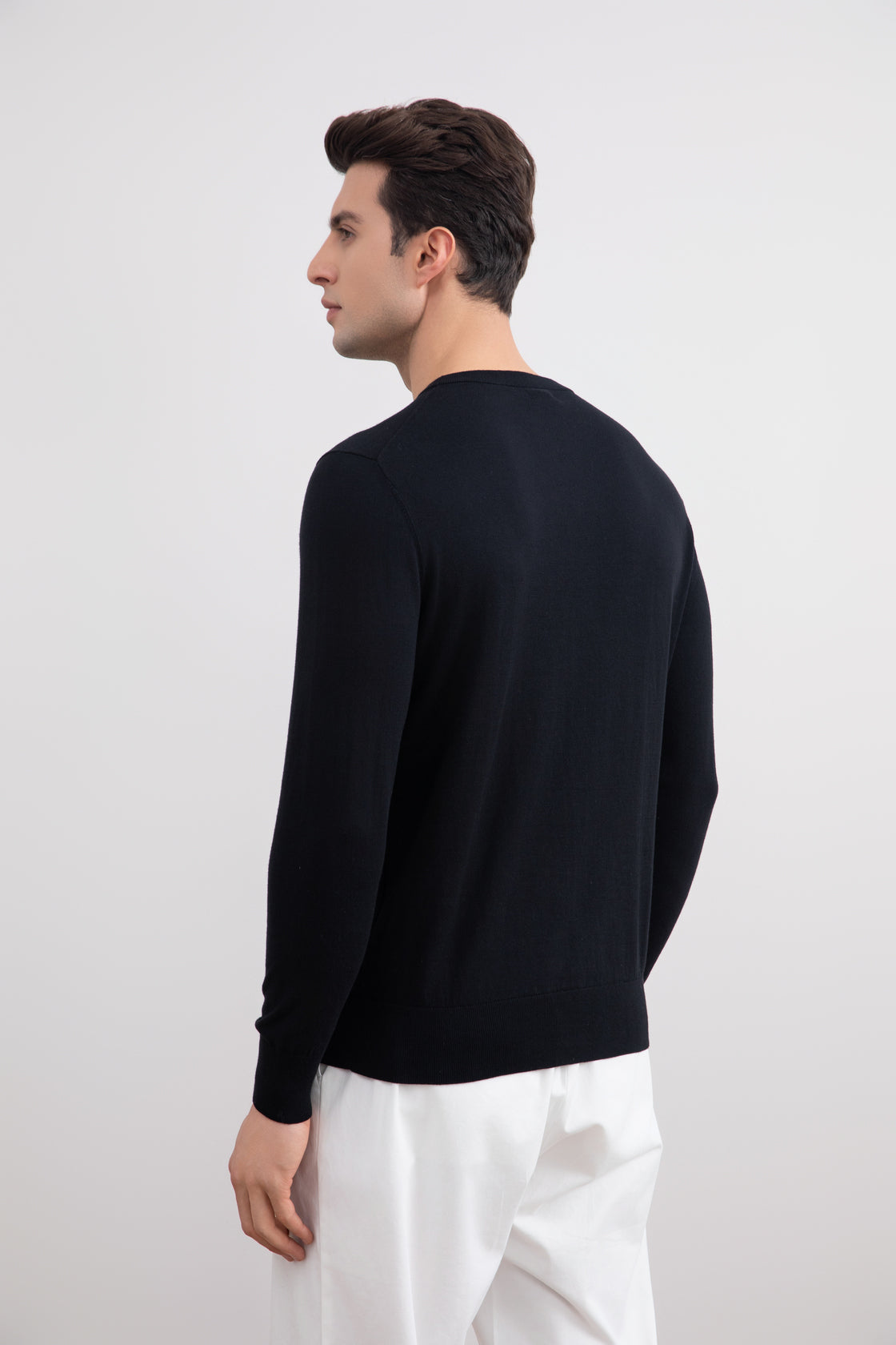 Jersey negro ligero de cuello redondo