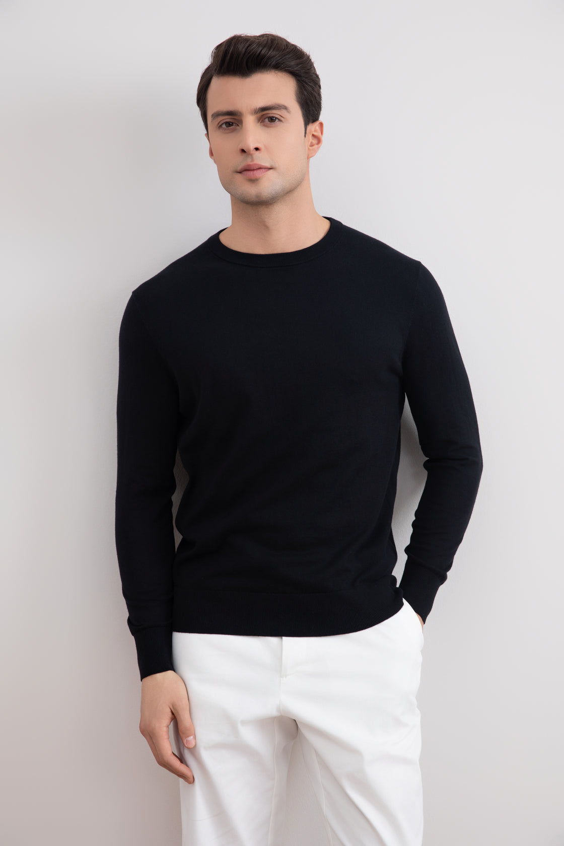 Jersey negro ligero de cuello redondo