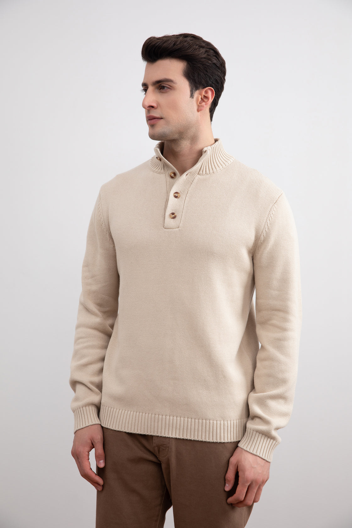 Jersey beige con botones de invierno